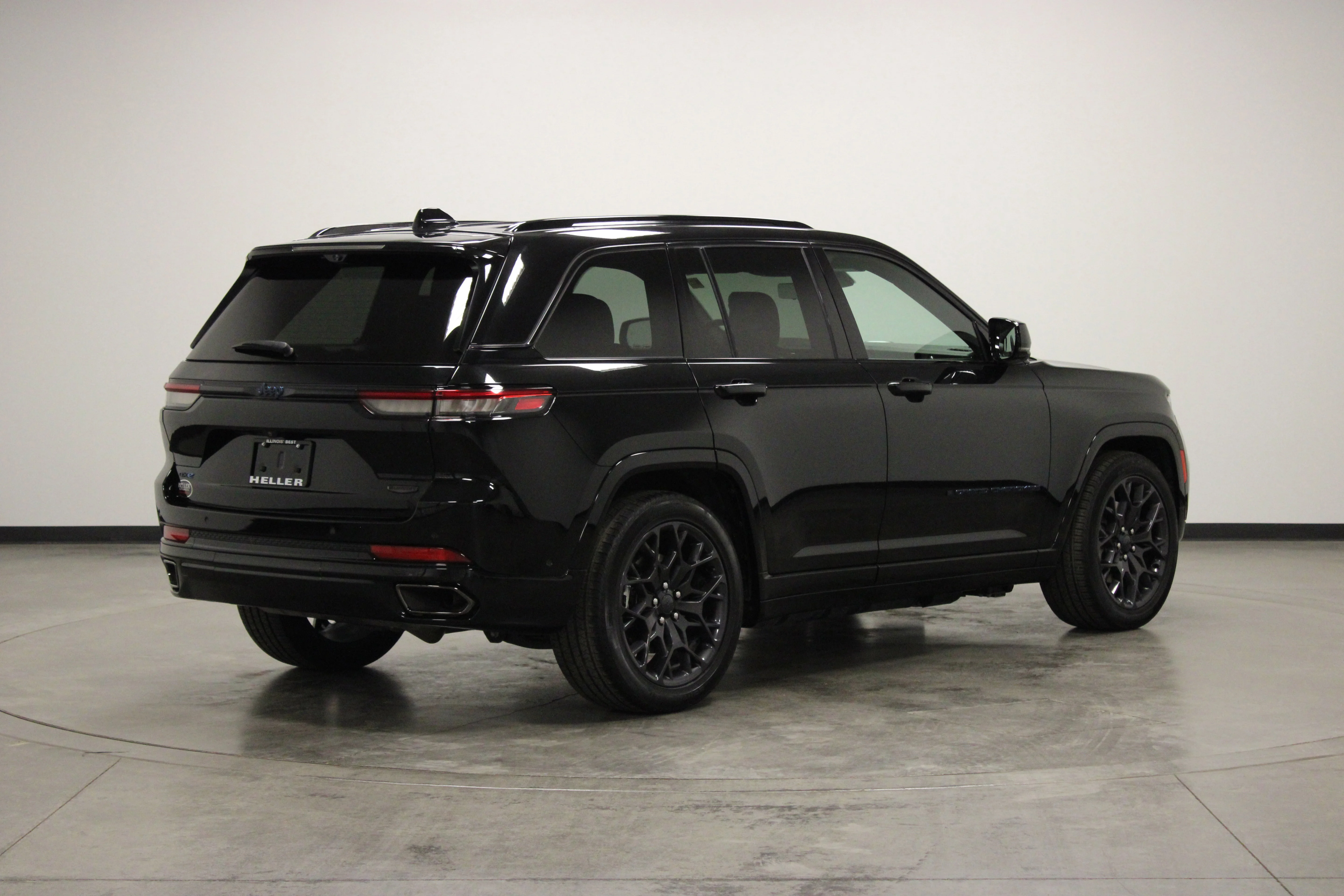 Used 2023 Diamond Black Crystal Pearlcoat Jeep Summit Reserve 4xe image 8