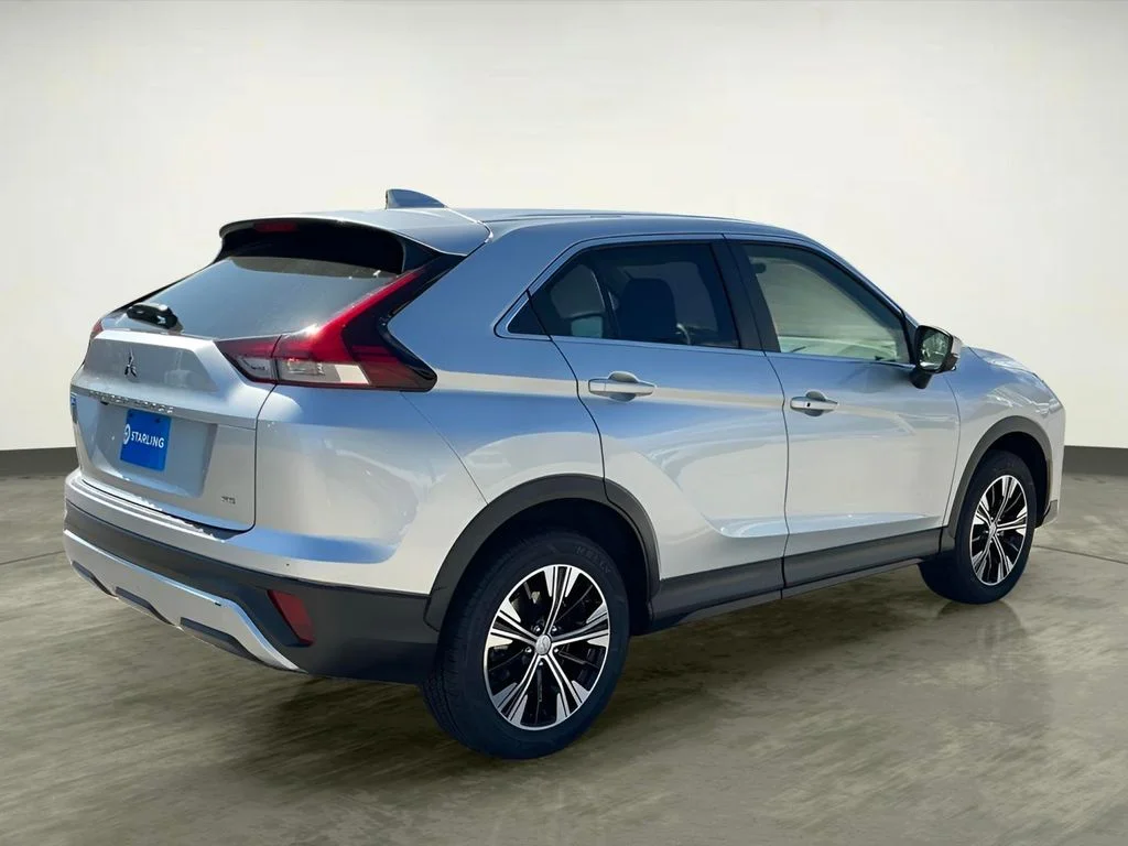 Used 2022  Mitsubishi SE image 10