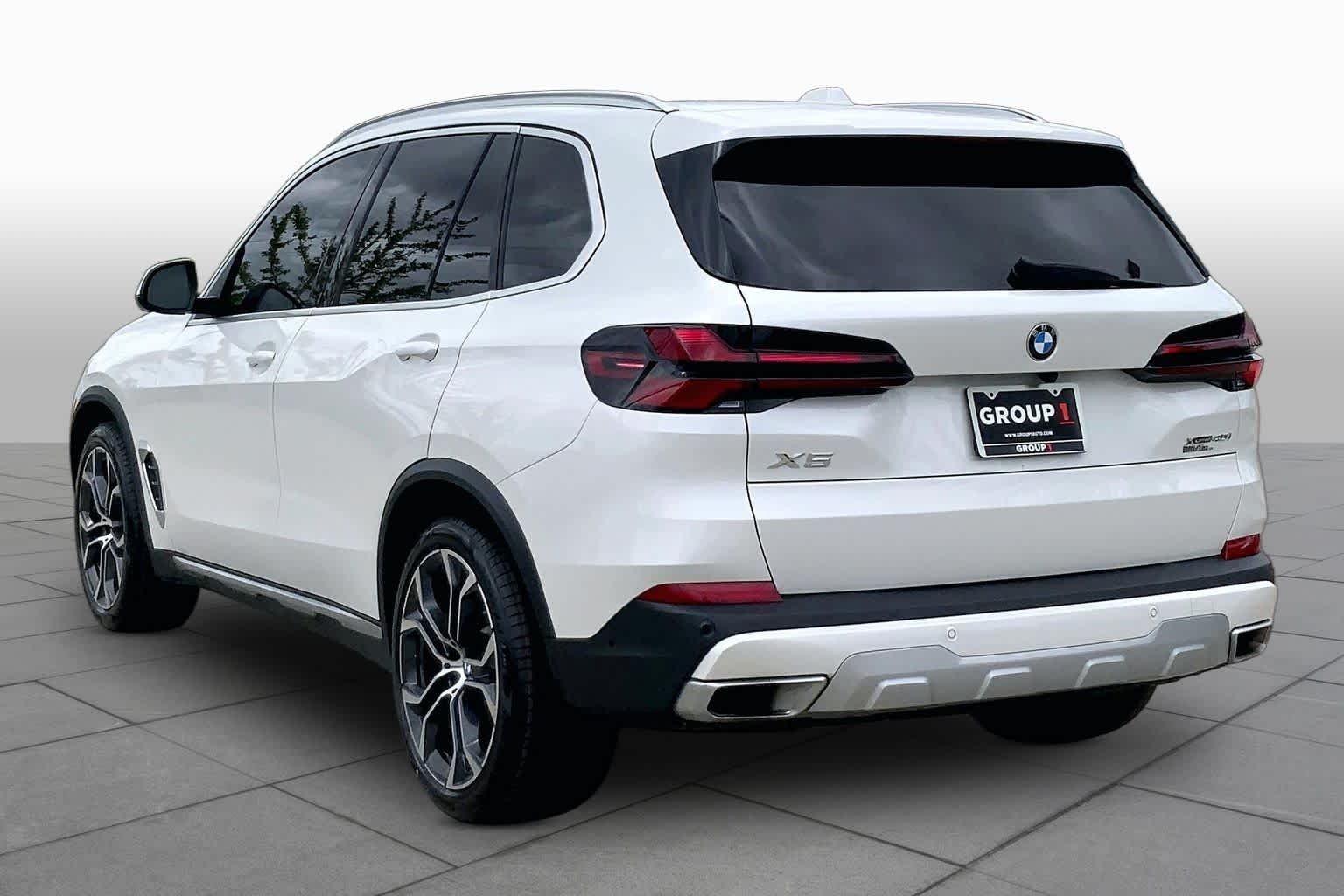 Used 2024 Mineral White Metallic BMW xDrive40i image 11