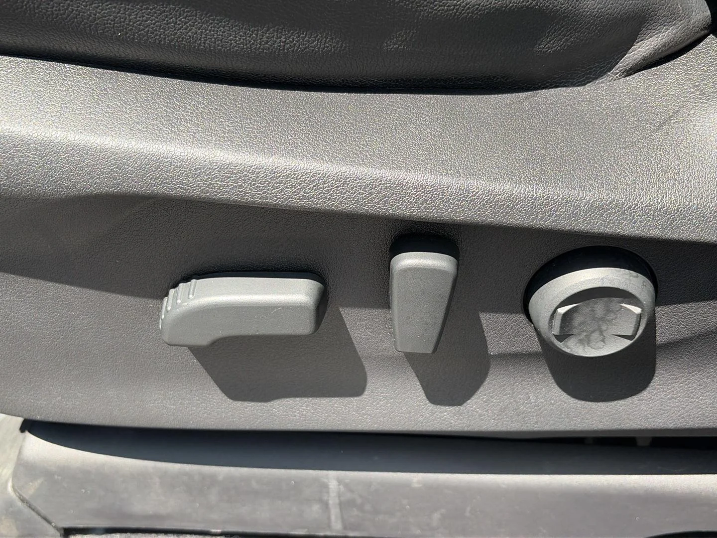 Used 2019 Crystal White Pearl Subaru Limited image 18