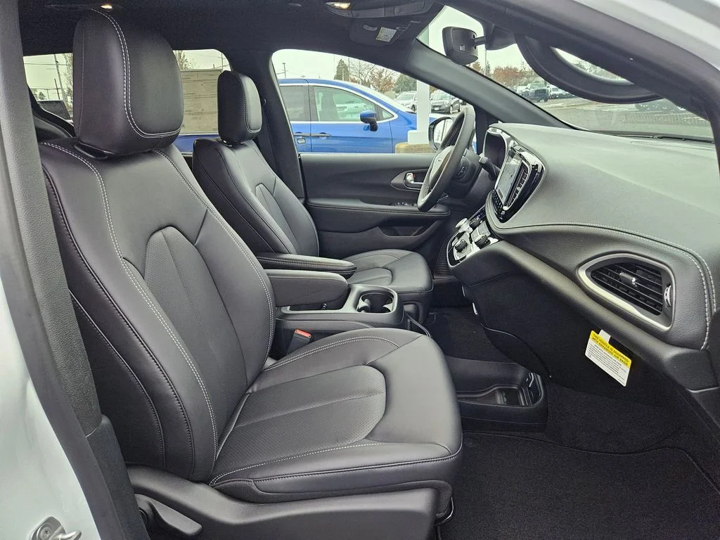 2026 Chrysler Pacifica Select - Photo 35