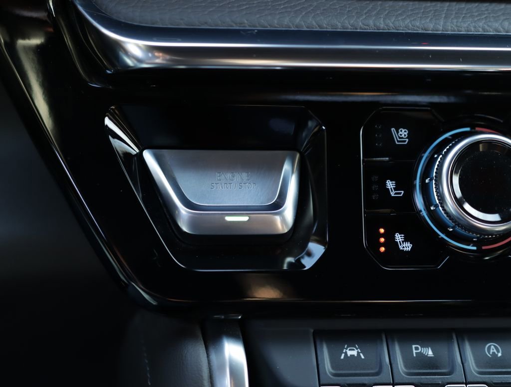 Used 2023 White Frost Tricoat GMC Denali image 18