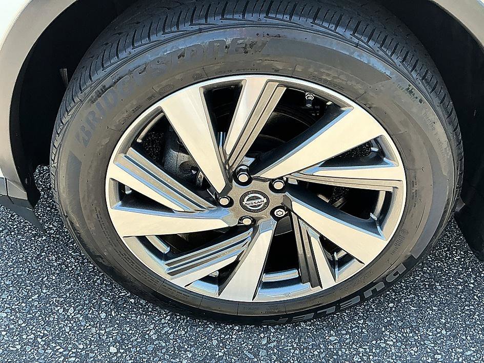 Used 2019 Pearl White Tricoat Nissan SL image 8