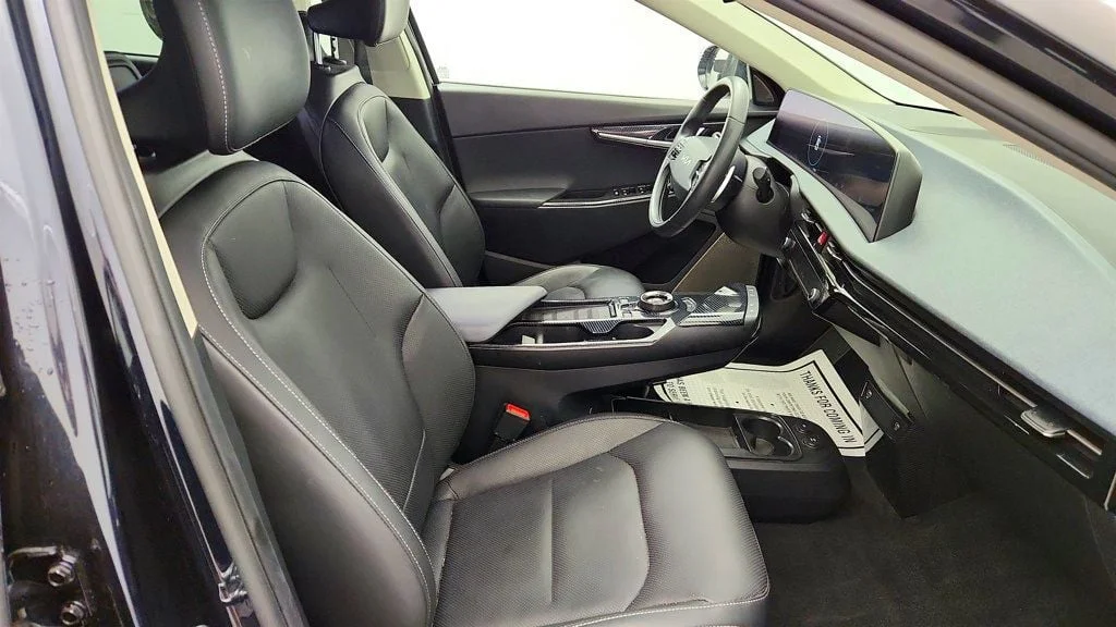 Used 2023 Gravity Blue Kia Wind RWD image 22