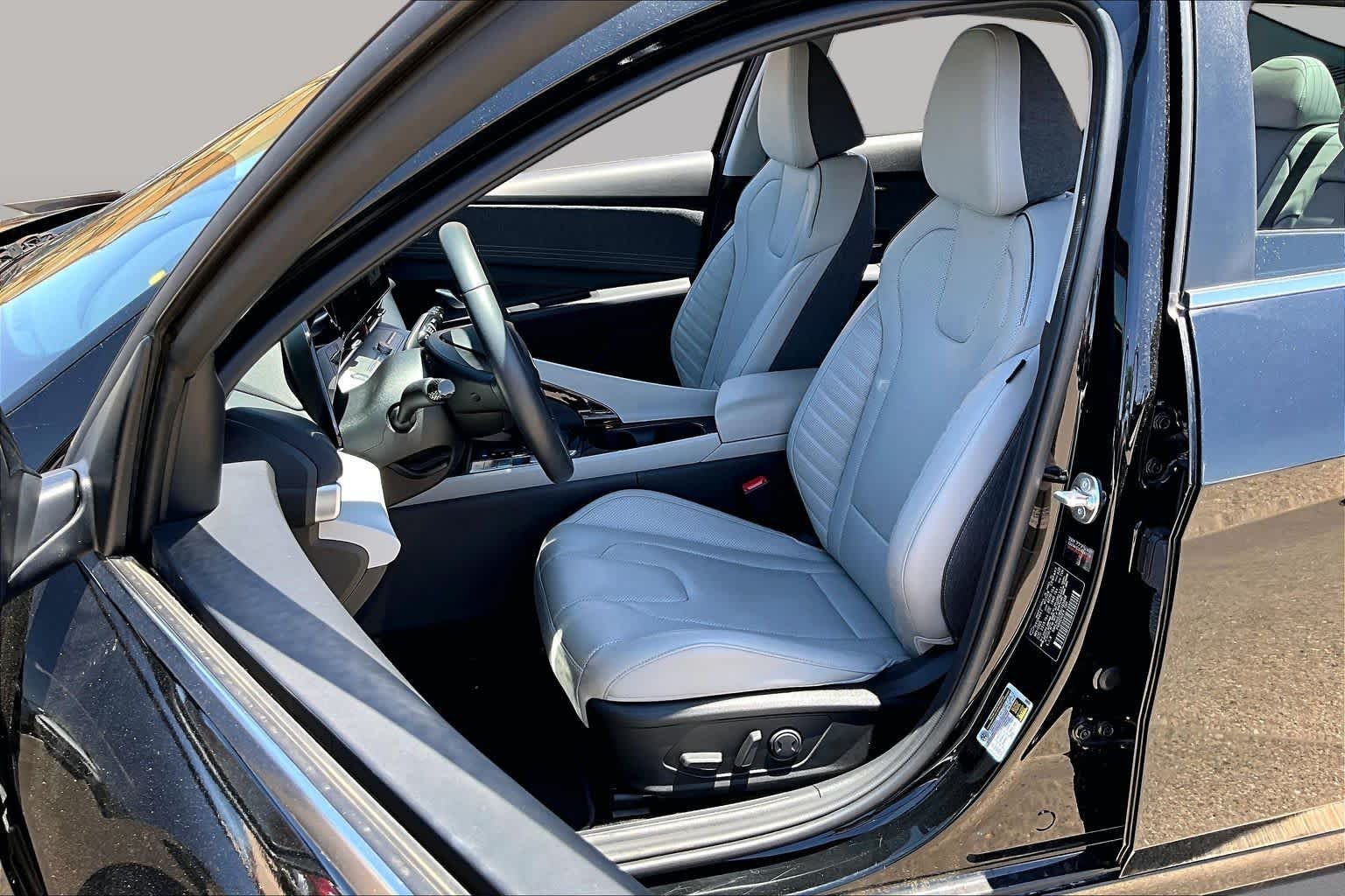 Used 2025 Abyss Black Hyundai Limited image 8