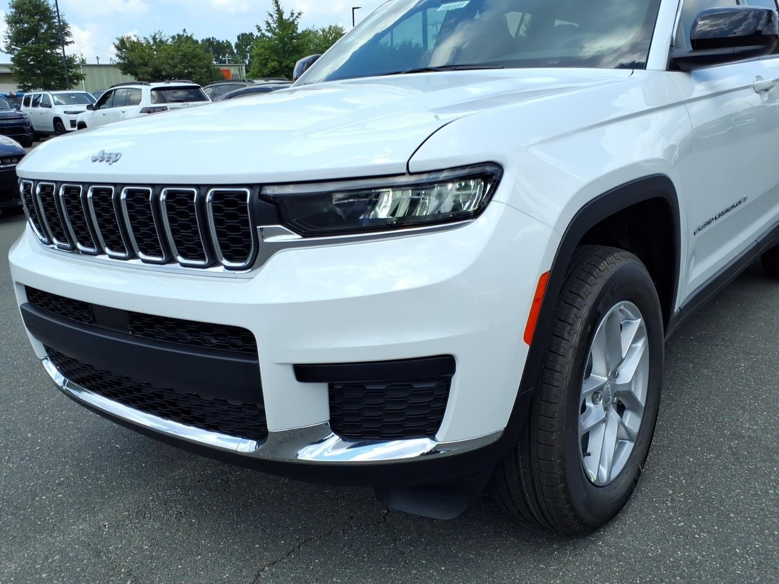 New 2026 Bright White Clear-Coat Exterior Paint Jeep Laredo image 14