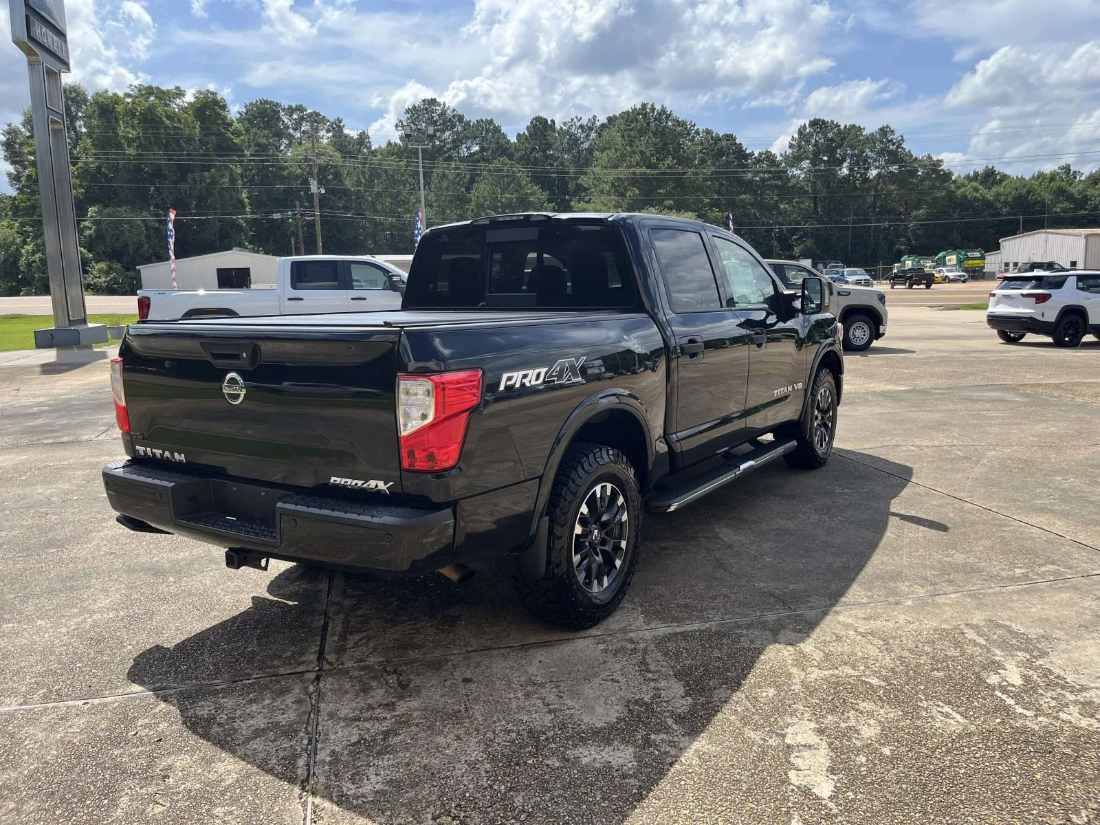 Used 2018 Magnetic Black Nissan 4x4 Crew Cab PRO-4X image 7