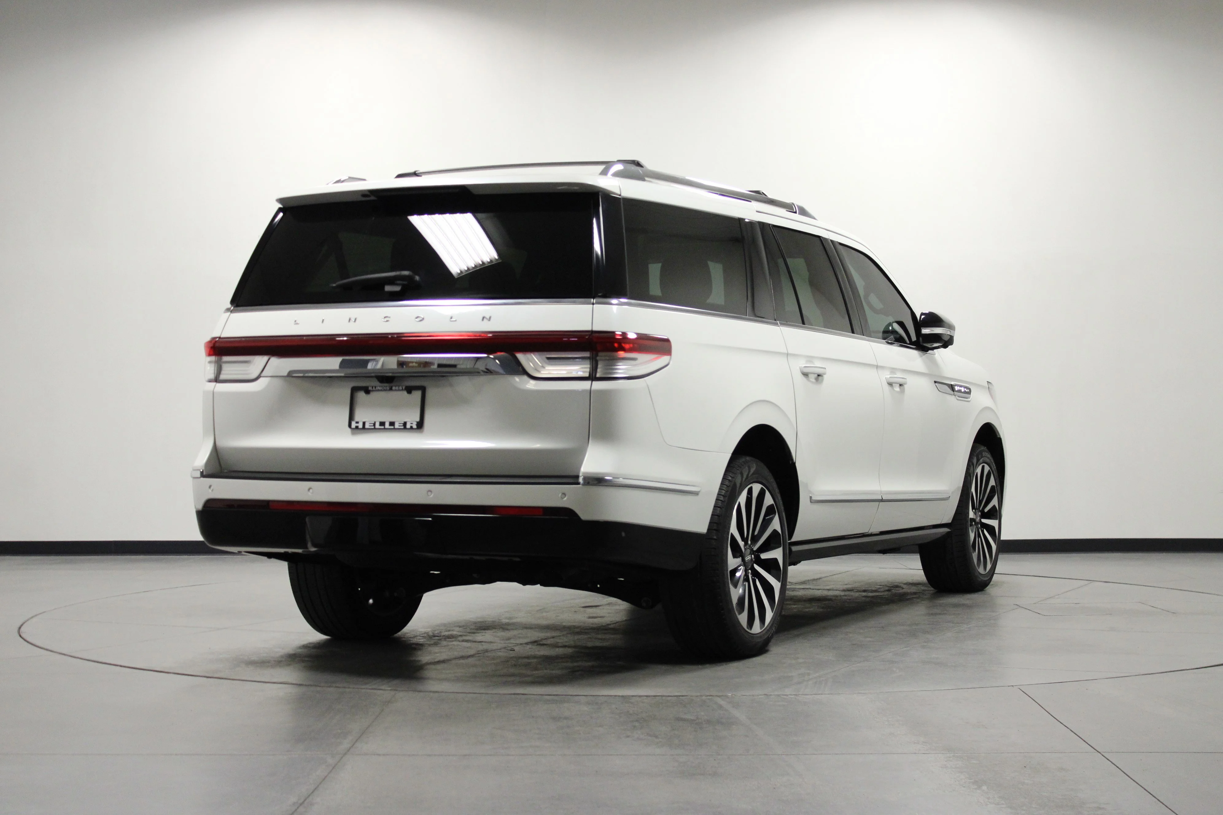 Used 2024 White Metallic Lincoln Reserve image 4