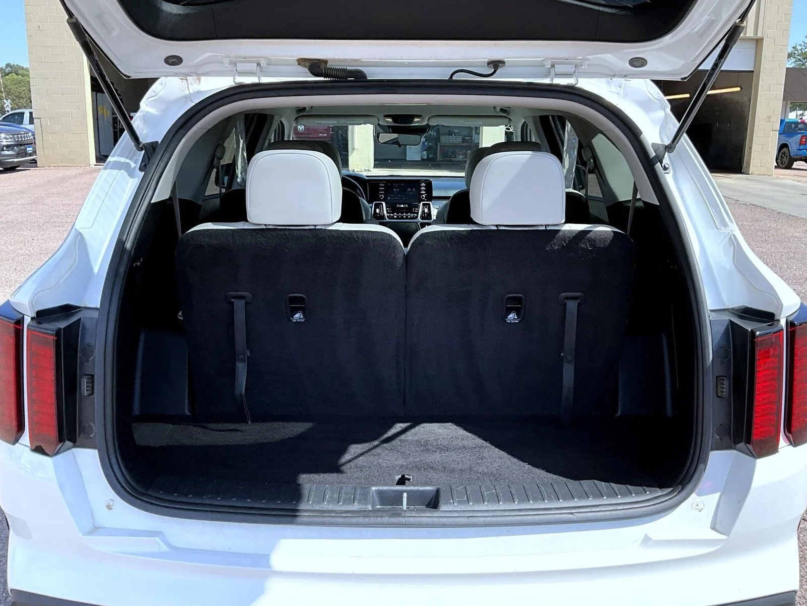 Used 2021 White Kia S image 9