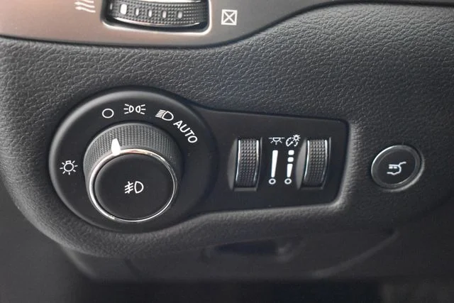Used 2019 Silver Jeep Latitude Plus image 25