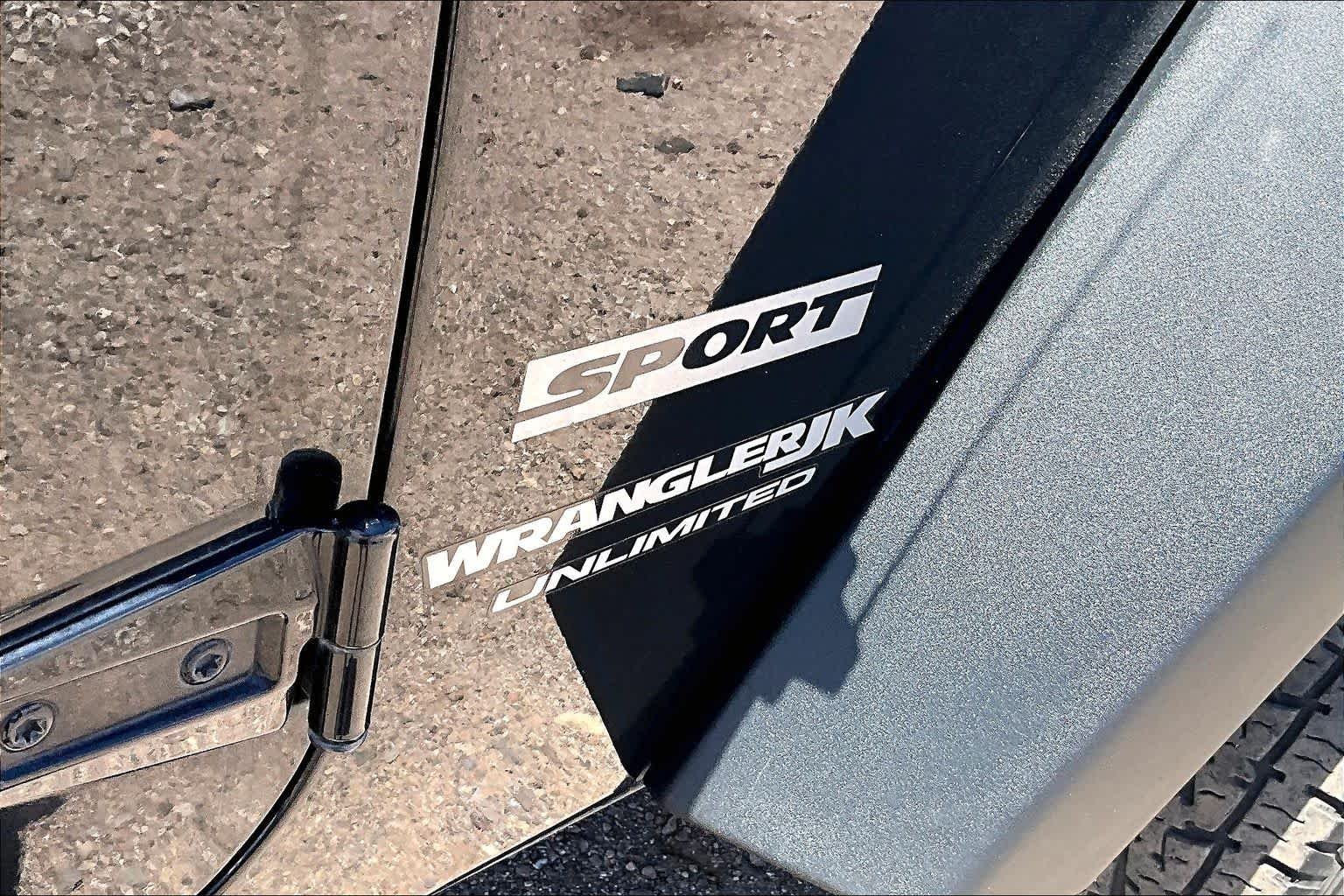 Used 2018 Black Clearcoat Jeep Sport S image 27