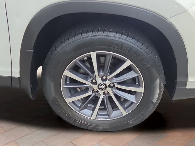 Used 2019 White Toyota XLE image 25