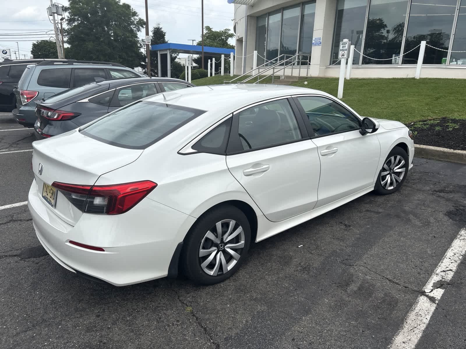 Used 2023 Platinum White Pearl Honda LX image 3
