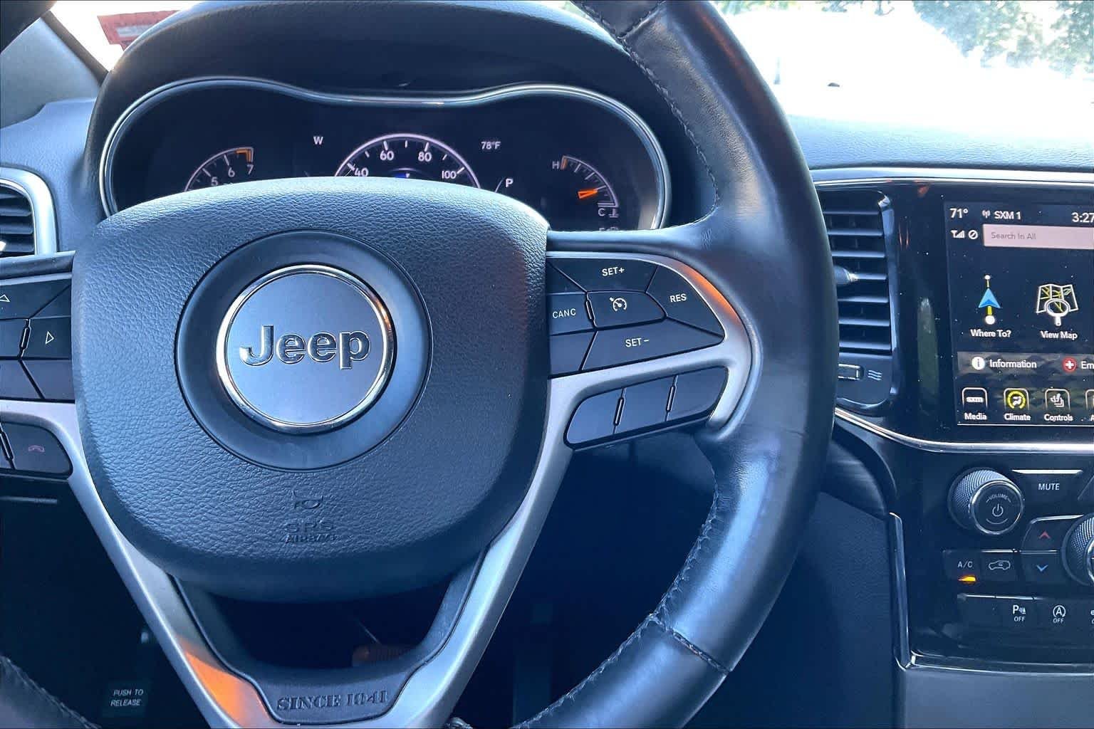 Used 2021 Diamond Black Crystal Pearlcoat Jeep Laredo X image 23