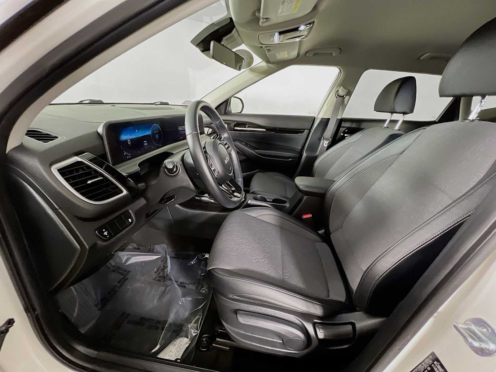 Used 2024 Clear White/Black Roof Kia X-Line image 22