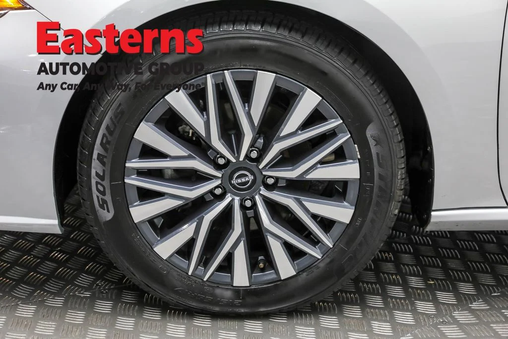 Used 2023 Silver Nissan 2.5 SV image 31
