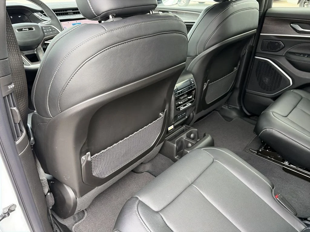 New 2026 Bright White Clear-Coat Exterior Paint Jeep Limited Reserve image 27