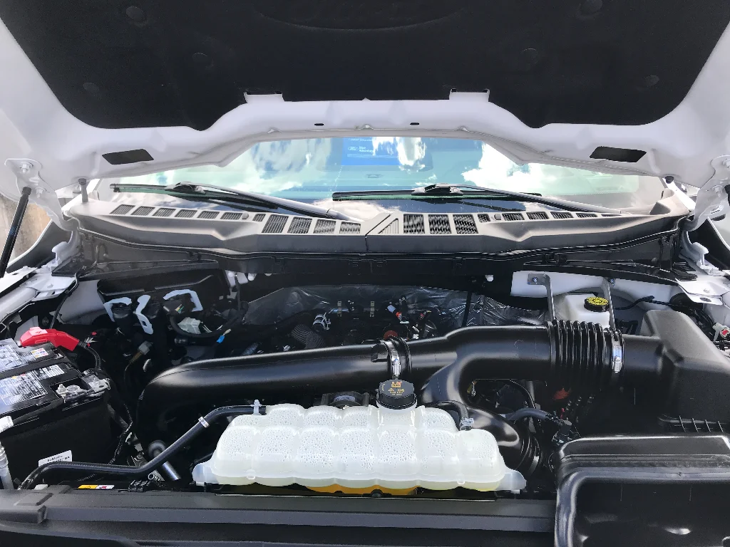 Certified Used 2025 Oxford White Ford LARIAT image 3