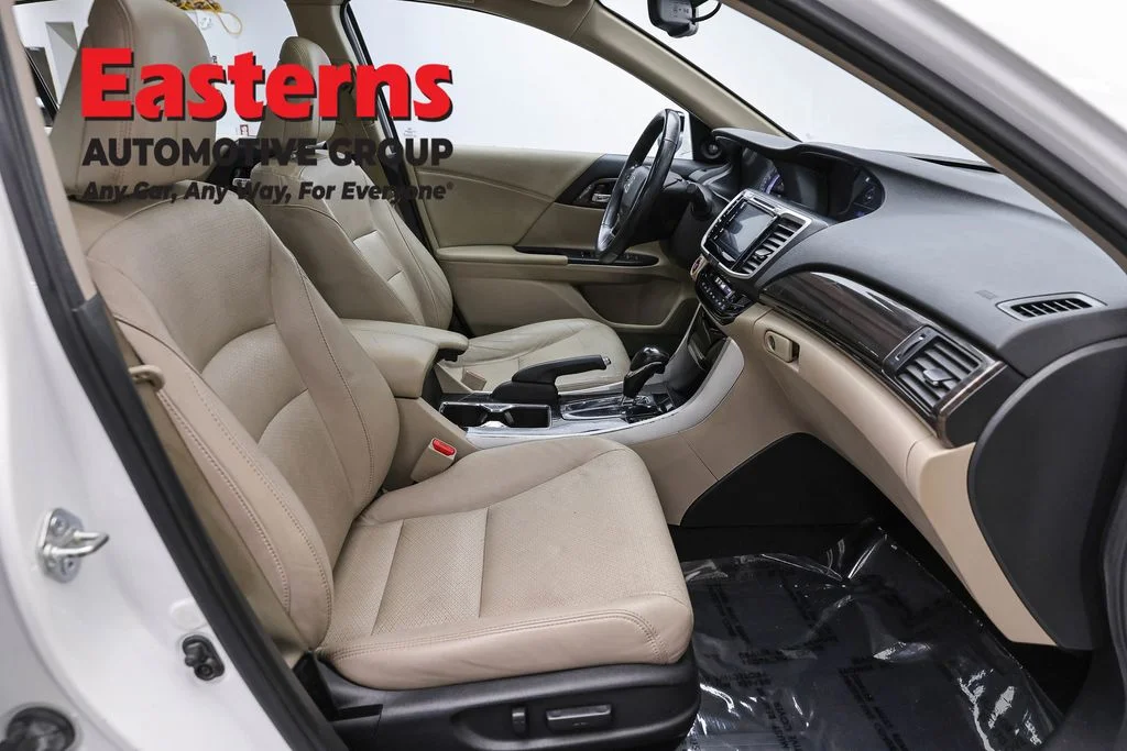 Used 2017 White Honda EX-L image 25