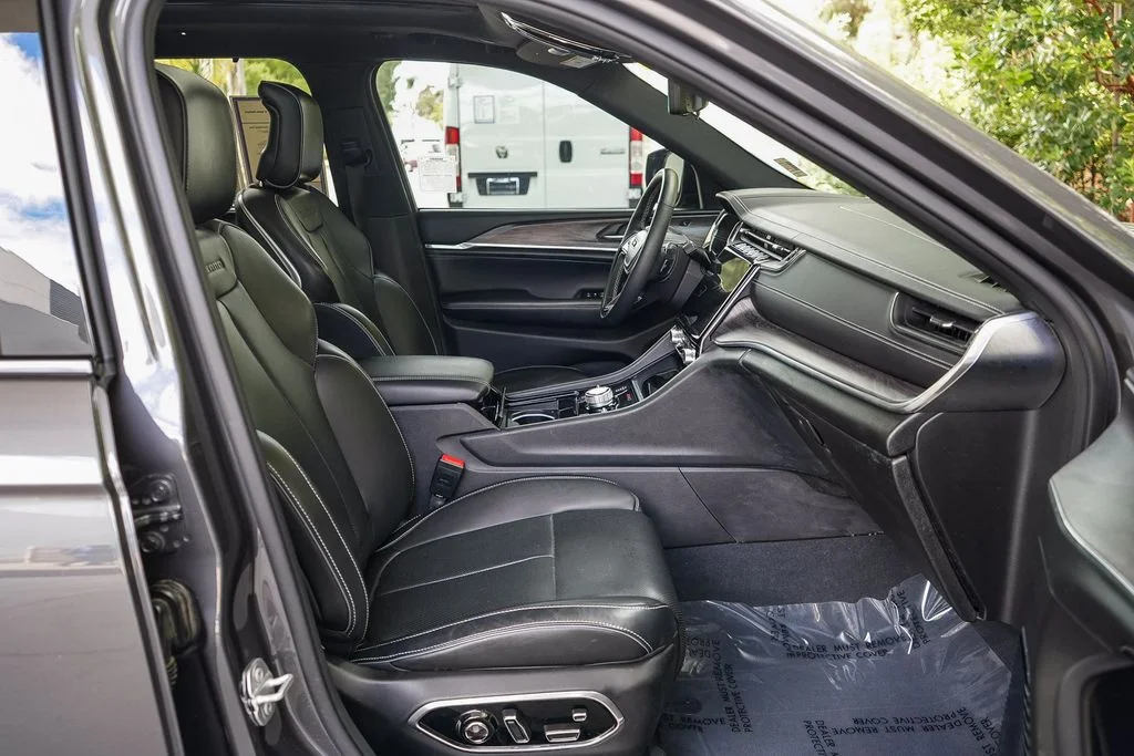 Used 2023 Gray Jeep Overland 4xe image 17
