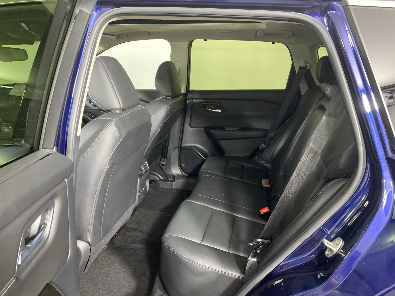 Used 2024 Deep Ocean Blue Pearl/Super Black Nissan SL image 10