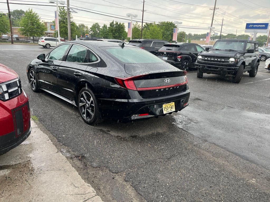 Used 2021 Black Hyundai SEL Plus image 3