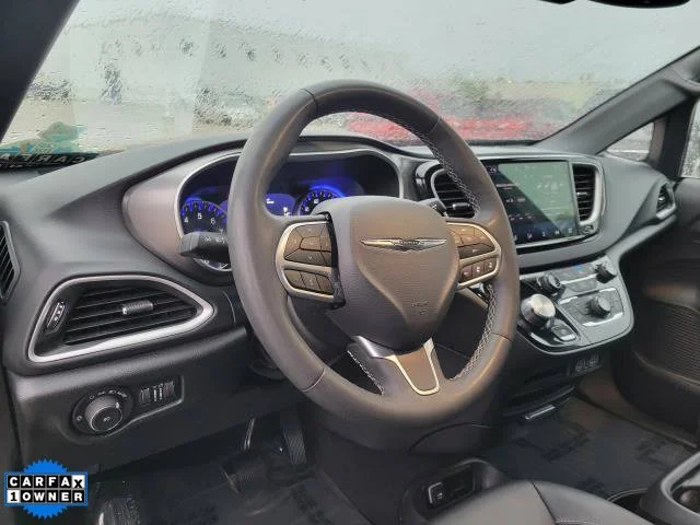 Used 2025 White Chrysler Select image 21