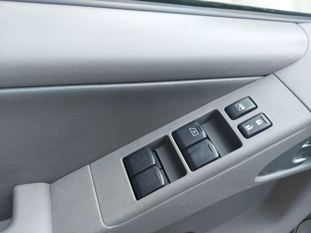 Used 2011 White Nissan SL image 18