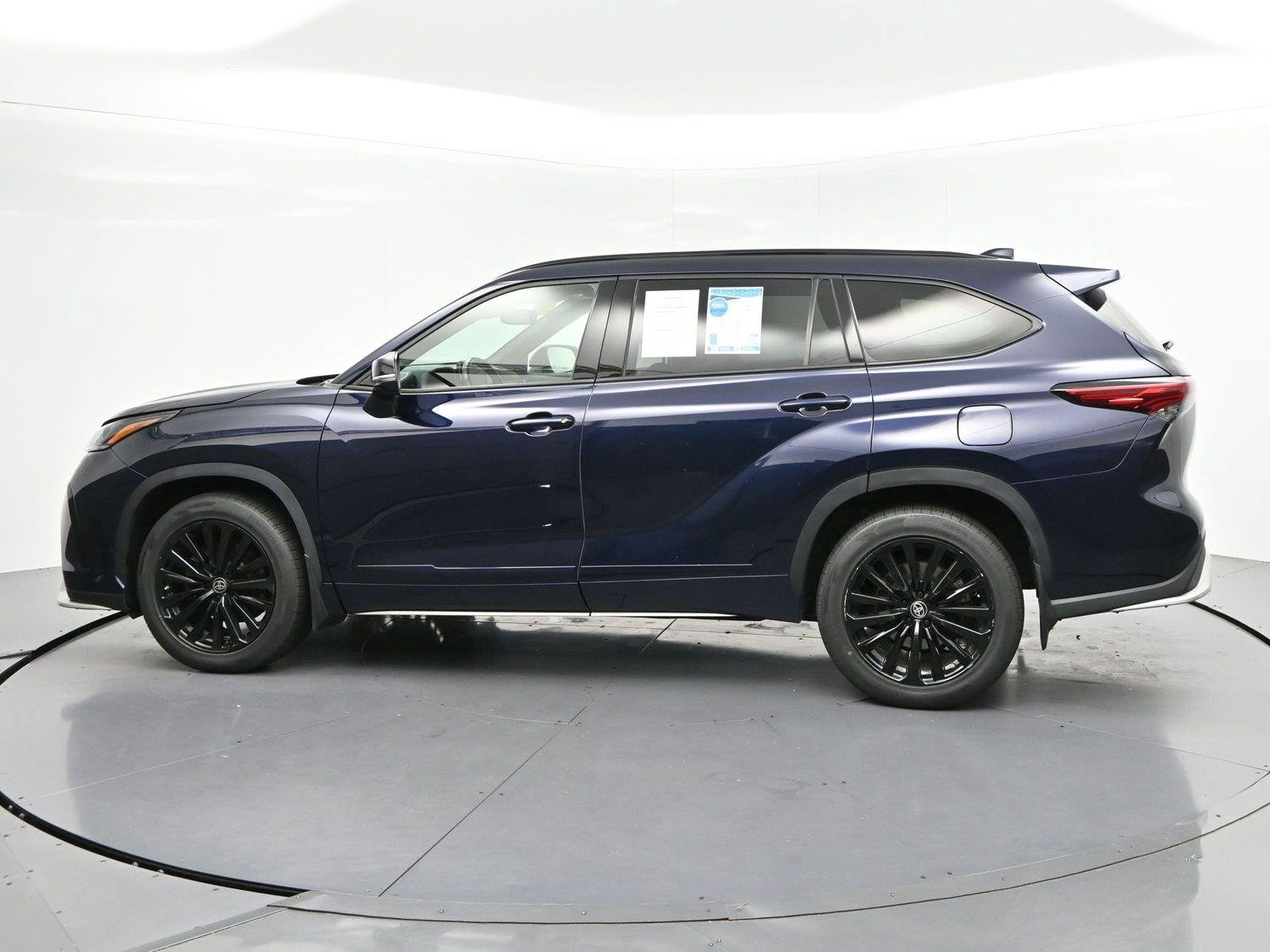 Used 2023 Blue Toyota L image 5