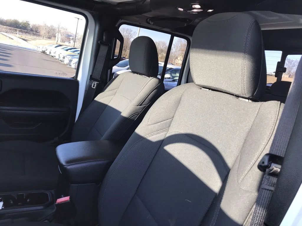 Used 2022 White Jeep Altitude image 11