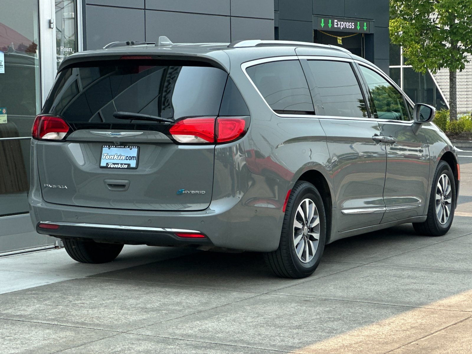 Used 2020 Ceramic Gray Clearcoat Chrysler Limited image 3