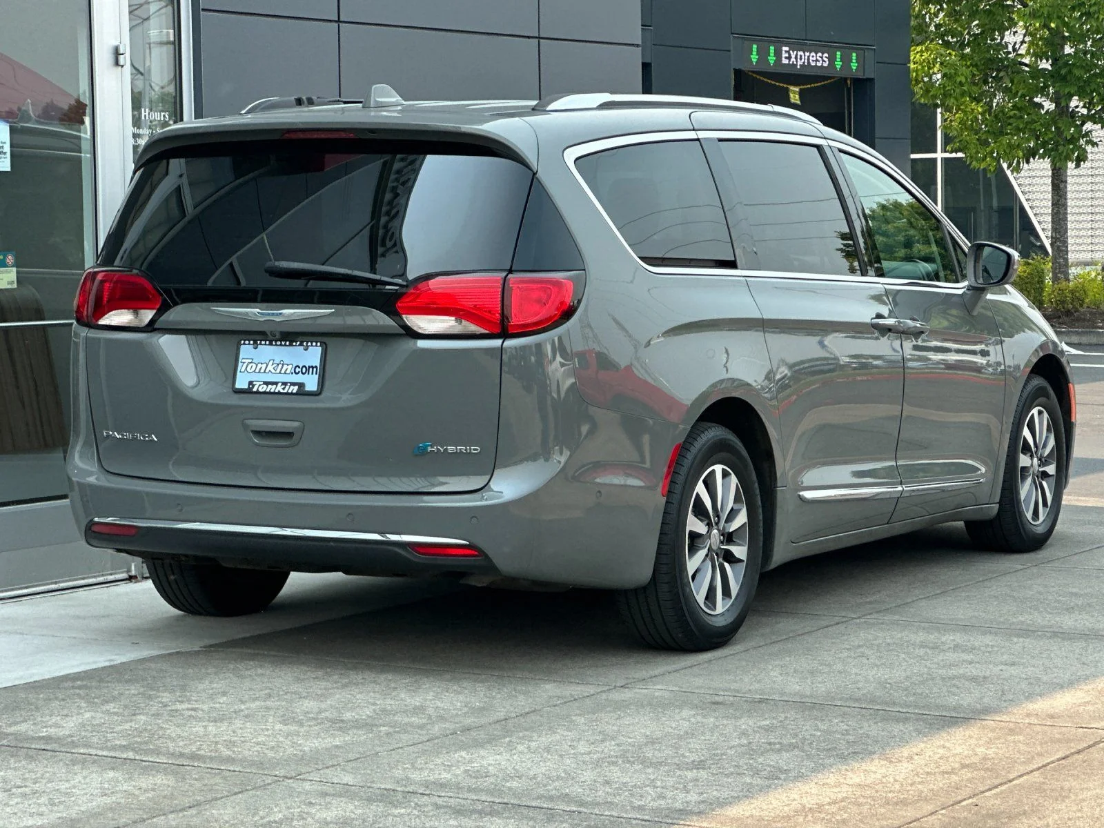Used 2020 Ceramic Gray Clearcoat Chrysler Limited image 3