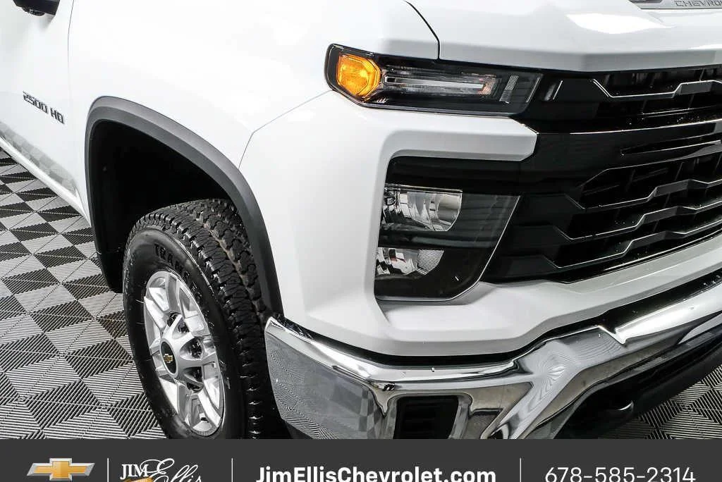 New 2026 Summit White Chevrolet WT image 30