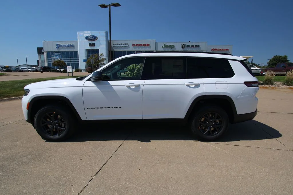 New 2027 Bright White Clear-Coat Paint Jeep Laredo Altitude image 18