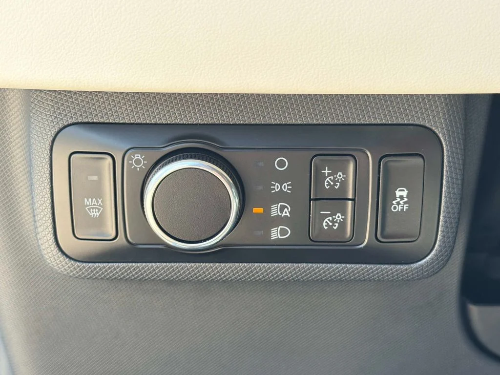 Used 2025 Velocity Blue Metallic Ford Premium image 31