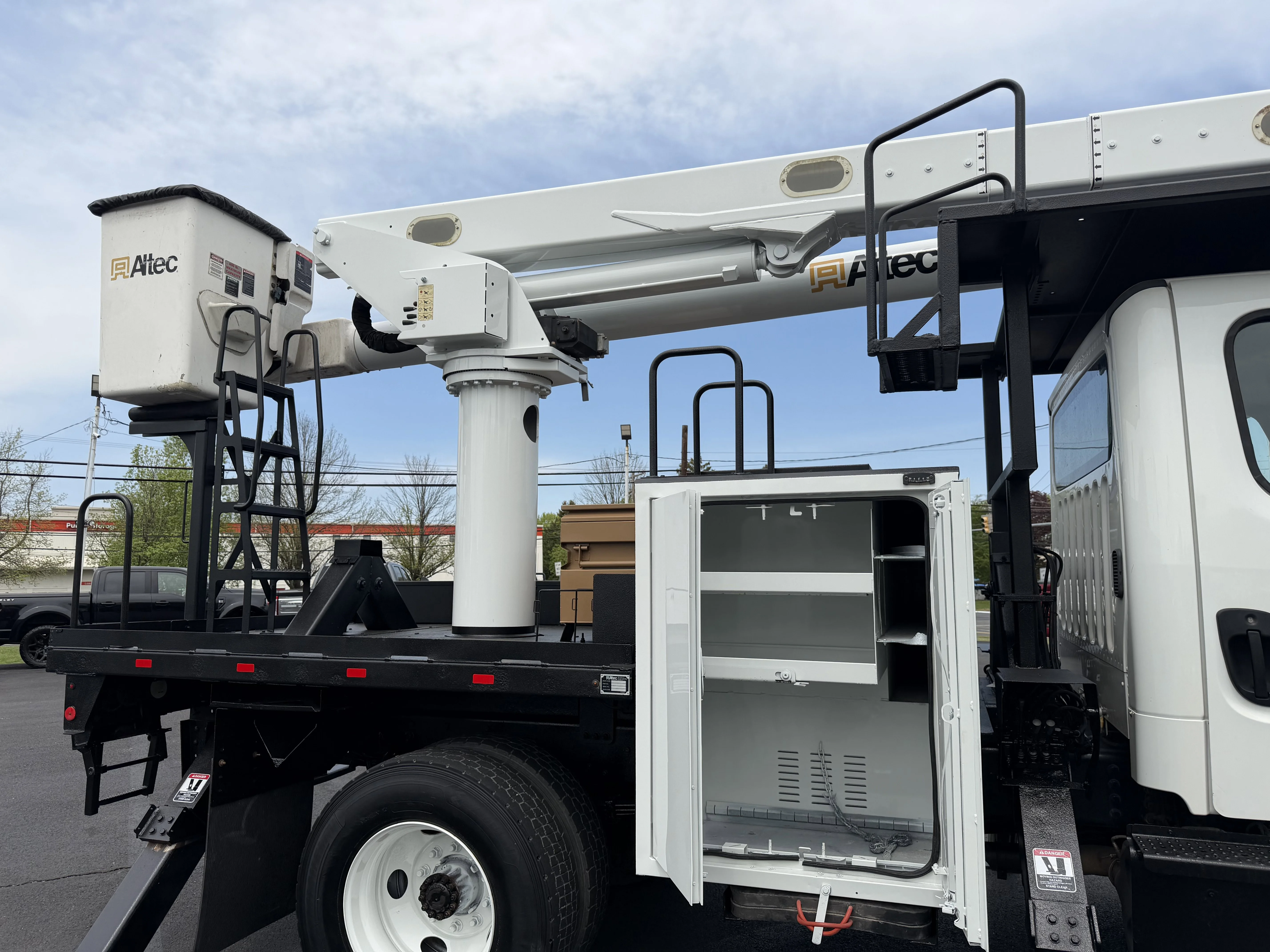 Used 2019 White FREIGHTLINER Under CDL image 5