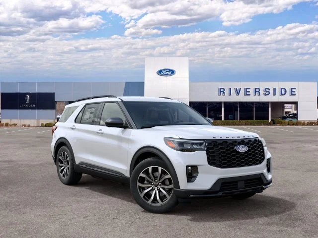 New 2027 Star White Metallic Tri-Coat Ford ST-Line image 4