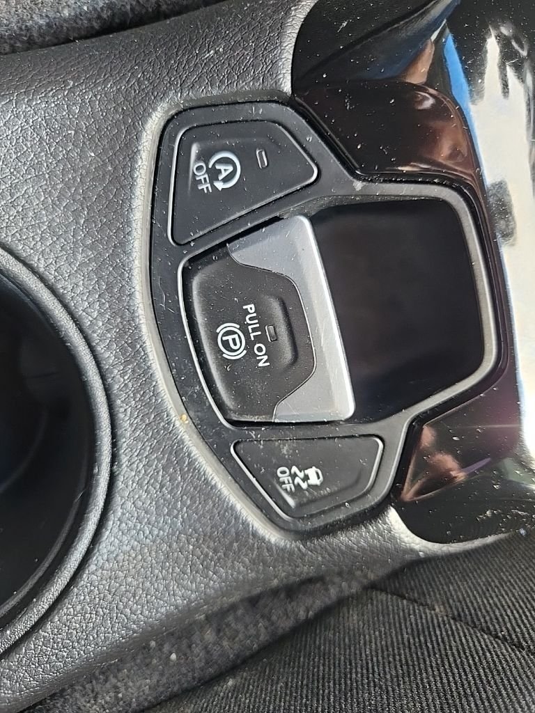 Used 2018 White Jeep Latitude image 58