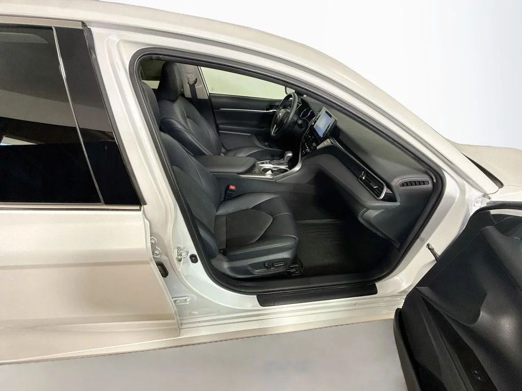 Used 2021 Wind Chill Pearl Toyota Hybrid XLE image 28