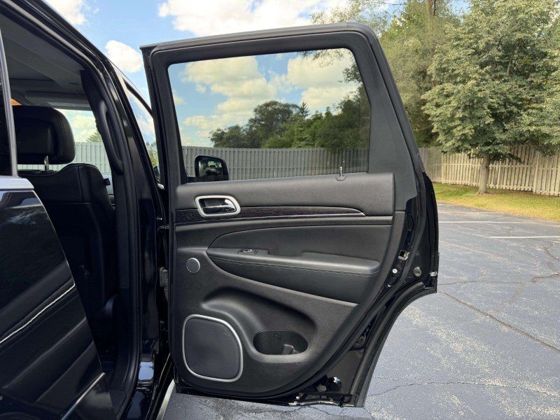 Used 2019 Black Jeep Summit image 25