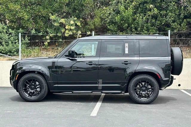 New 2026 Santorini Black Land Rover X-Dynamic SE image 2