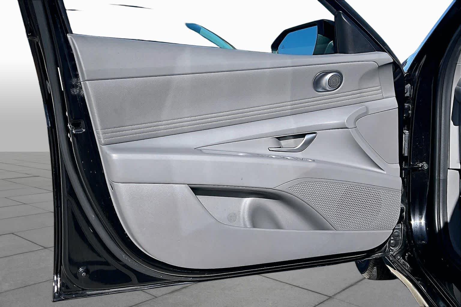 Used 2025 Abyss Black Hyundai SEL Sport image 21