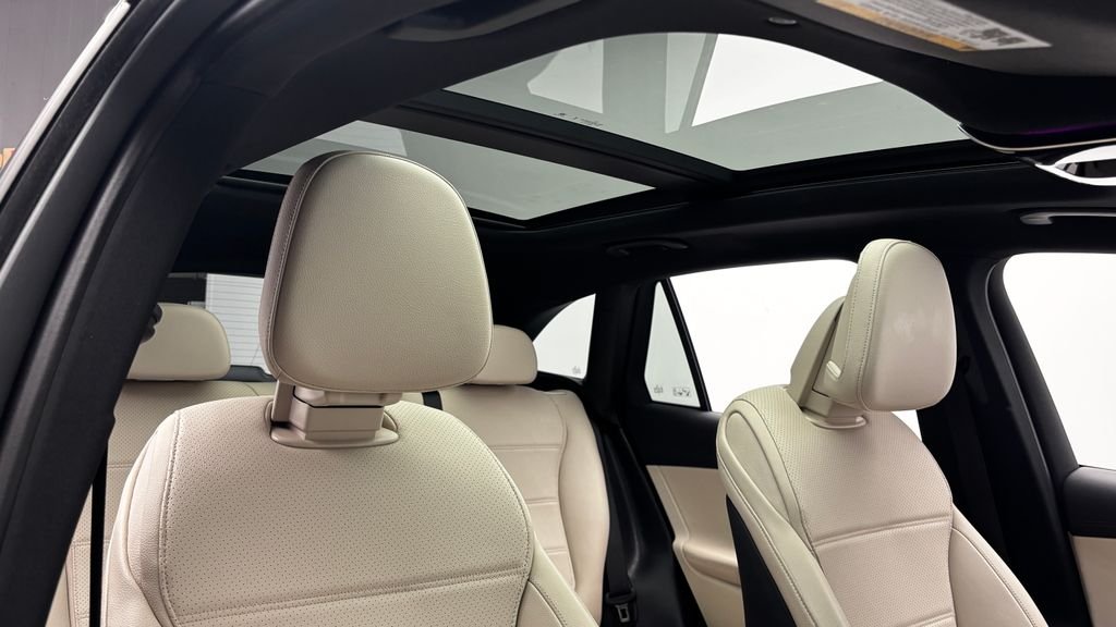 Used 2025 White Mercedes-Benz GLC 300 image 55