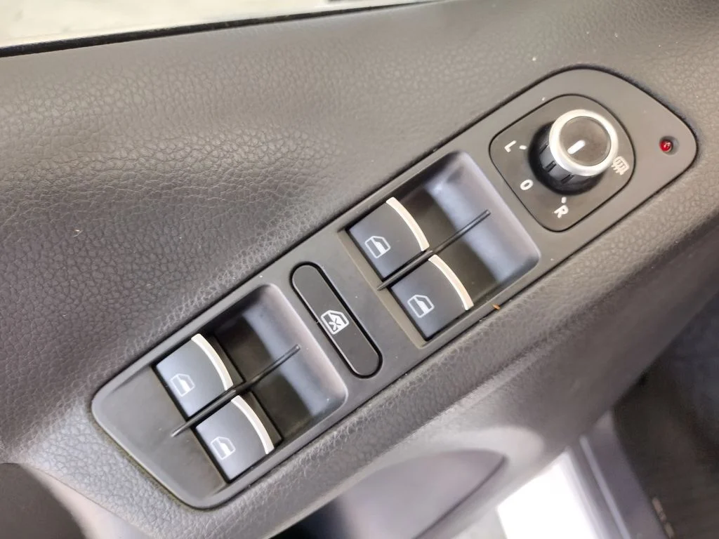 Used 2014 White Volkswagen SE image 19