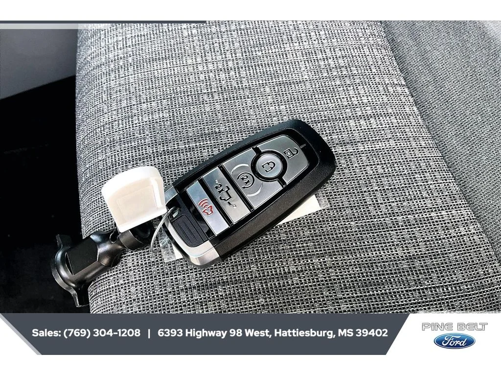 Used 2023 Oxford White Ford XLT image 9