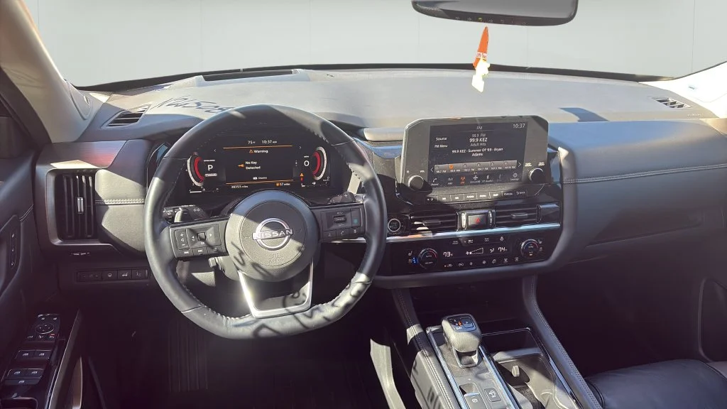 Used 2022 White Nissan Platinum image 10