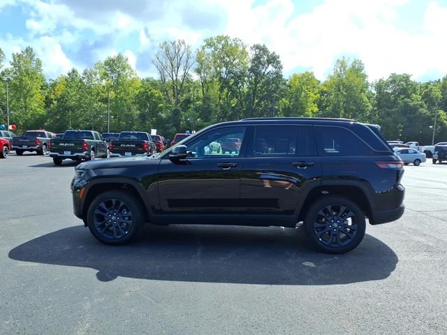 New 2026 Diamond Black Crystal Pearlcoat Jeep Limited image 4