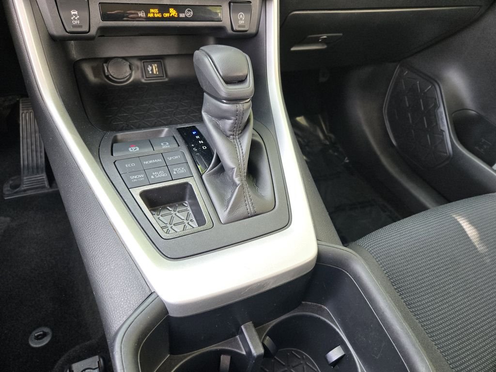 2024 Toyota RAV4 LE - Photo 14