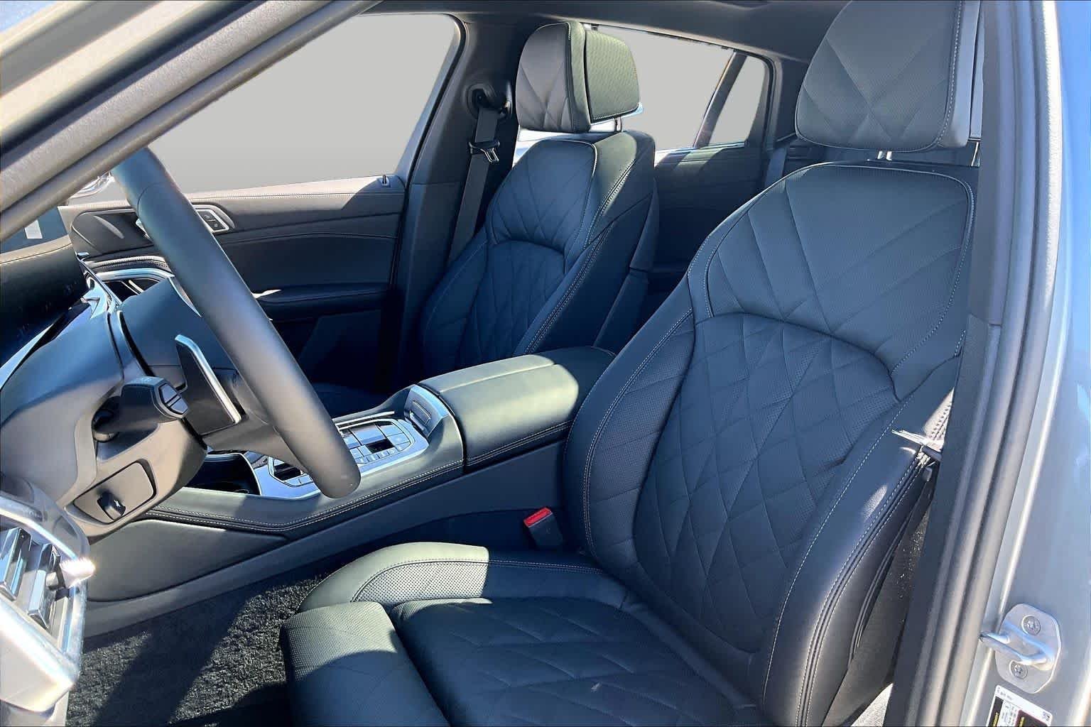 Used 2026 Skyscraper Grey Metallic BMW xDrive40i image 7