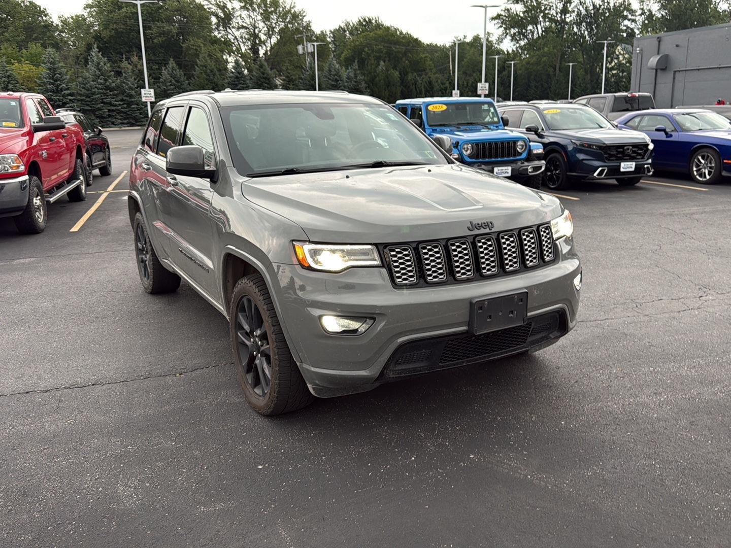 Used 2022 Sting-Gray Clearcoat Jeep Laredo X image 12